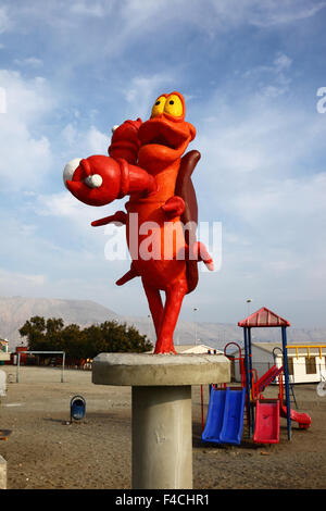 Gigantesca scultura di gamberi in metallo tratta dal film Finding Nemo nel parco giochi per bambini, Mejillones, Región de Antofagasta, Cile Foto Stock