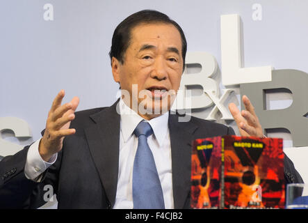 Francoforte, Germania. Xvi oct, 2015. Ex primo ministro giapponese Naoto Kan presenta il suo libro "Als Premierminister waehrend der Fukushima-Krise' (i miei pensieri come Primo Ministro per il Tepco Fukushima centrale nucleare incidente) alla Fiera del Libro di Francoforte in Frankfurt am Main, Germania, 16 ottobre 2015. Foto: Alexander HEINL/DPA Credito: dpa picture alliance/Alamy Live News Foto Stock