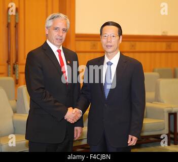 (151016) -- Pechino, 16 ottobre 2015 (Xinhua) -- Chinese Vice Premier Zhang Jaili (R) incontra il Vice Presidente della Bolivia Alvaro García Linera a Pechino Capitale della Cina, 16 ottobre 2015. (Xinhua/Ding Lin)(wjq) Foto Stock