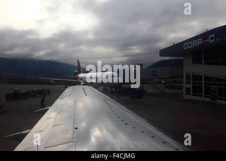 Avianca A320-200 Airbus ha parcheggiato sulla rampa all'esterno dell'edificio del terminal presso l'aeroporto internazionale Alejandro Velasco Astete CUZ, Cusco, Perù Foto Stock