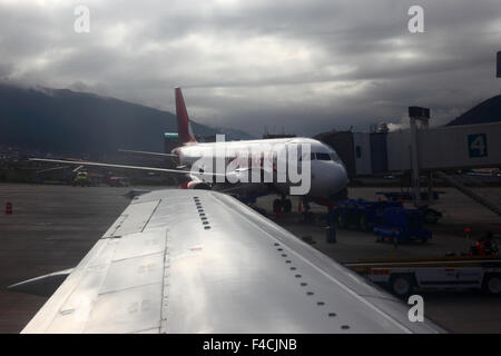 Avianca A320-200 Airbus ha parcheggiato sulla rampa all'esterno dell'edificio del terminal presso l'aeroporto internazionale Alejandro Velasco Astete CUZ, Cusco, Perù Foto Stock