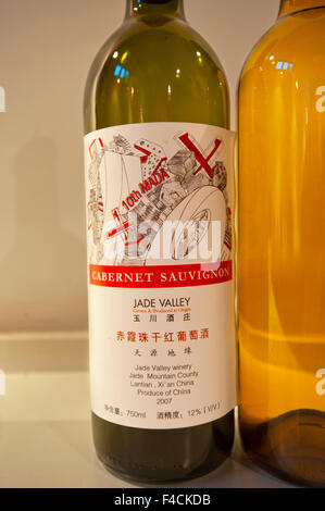 Cina, Shaanxi. Bottiglia di Cabernet Sauvignon prodotto da Jade Valley Winery e Resort, stabilito di Qingyun Ma nel 2000. Foto Stock