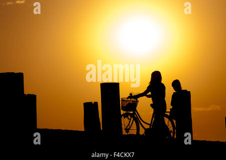 La gente al tramonto su U Bein bridge, lago Taungthaman, Amarapura, Birmania. Foto Stock