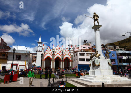 Virgen de la Candelaria Santuario e monumento al dottor Manuel Pino e la Guerra del Pacifico vittime, Plaza Pino, Puno, Perù Foto Stock