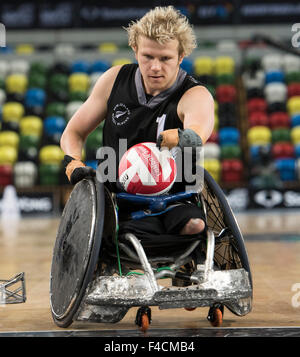 Londra, Regno Unito. 16 ottobre, 2015. Cameron Leslie di Nuova Zelanda punteggi durante il mondo BT sedia a rotelle Rugby Challenge 2015 7°/8° play off match tra il Sud Africa e Nuova Zelanda alla casella di rame Arena venerdì 16 ottobre 2015. Credito: Brandon Griffiths/Alamy Live News Foto Stock