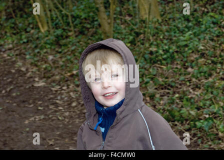 Felice anno quattro old boy fuori nei boschi. Foto Stock