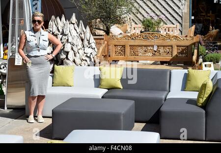 Kerry Katona assiste i mobili da giardino showroom Centro di lancio del prodotto a Yew Tree Farm shopping village in Wooton Wawen, West Midlands. Il 'Atomic Kitten' star ricevuto gratuitamente un divano per partecipare all'evento. Dotato di: Kerry Katona dove: Wooton Wawen, Foto Stock