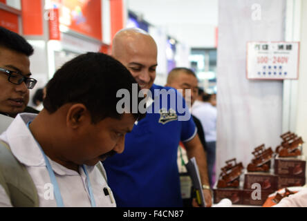 (151016) -- Guangzhou, 16 ottobre 2015 (Xinhua) -- i visitatori sono visto in Malesia stand durante la Cina importare ed esportare equo o la Fiera di Canton, in Guangzhou, la capitale del sud della Cina di Provincia di Guangdong, 16 ottobre 2015. Un totale di 353 imprese provenienti da paesi e regioni lungo la cinghia "e" la strada ha partecipato l'attuale Cantone Fiera che si tiene a Guangzhou, che ha avuto quasi il 60 percento di tutti gli espositori. Il 'Cinghia e strada' iniziativa, in piedi per la strada di seta nastro economica e il XXI secolo Maritime Silk Road, è stata svelata dal presidente cinese Xi Jinping nel 2013. Esso riunisce contare Foto Stock