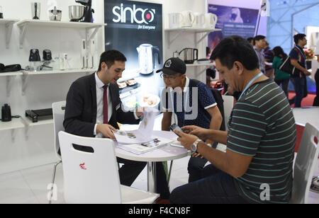 (151016) -- Guangzhou, 16 ottobre 2015 (Xinhua) -- i visitatori sono visto in Turchia stand durante la Cina importare ed esportare equo o la Fiera di Canton, in Guangzhou, la capitale del sud della Cina di Provincia di Guangdong, 16 ottobre 2015. Un totale di 353 imprese provenienti da paesi e regioni lungo la cinghia "e" la strada ha partecipato l'attuale Cantone Fiera che si tiene a Guangzhou, che ha avuto quasi il 60 percento di tutti gli espositori. Il 'Cinghia e strada' iniziativa, in piedi per la strada di seta nastro economica e il XXI secolo Maritime Silk Road, è stata svelata dal presidente cinese Xi Jinping nel 2013. Esso riunisce countri Foto Stock