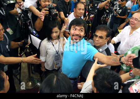 Manila, Filippine. Xvi oct, 2015. Sterlina per sterlina campione del boxer Congressman Manny Paquiao lasciando il capo ufficio della Commissione sulle elezioni durante l'ultimo riempimento di tutti i politici per certificato di candidatura (COC) in Intramuros Manila città per il 2016 elezione nazionale. Manny Paquiao è stato riempito per il Senatore. Credito: Gregorio B. Dantes Jr./Pacific Press/Alamy Live News Foto Stock