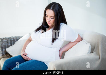 Donna incinta con il mal di schiena Foto Stock