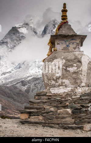 Stupa vicino Dingbochhe, Nepal. Foto Stock