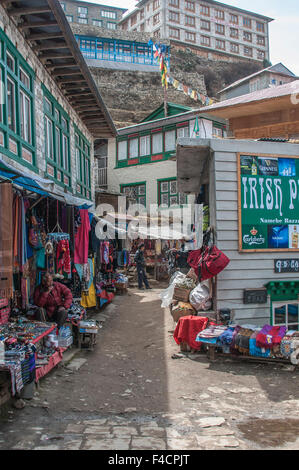 I negozi per turisti, Namche Bazaar, Solukhumbu, Nepal. Foto Stock