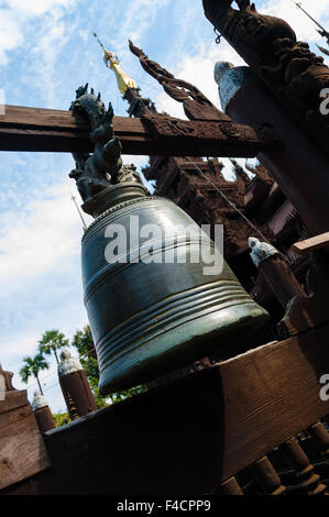 Grande campana al tempio di legno in Mandalay Foto Stock