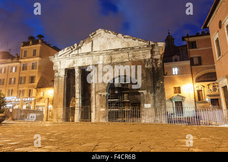 Il Portico di Ottavia di notte, Roma, Italia Foto Stock