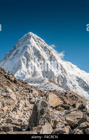 Il trekking sul sentiero con Mt. Pumori in background. Foto Stock