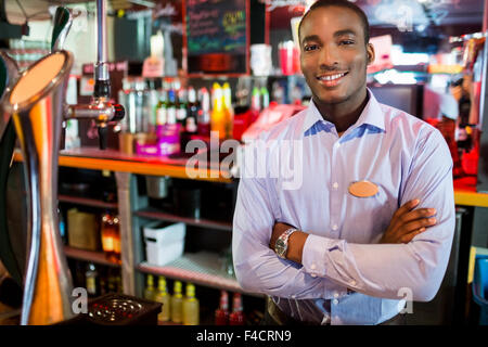 Barman sorridenti in posa vicino a toccare Foto Stock