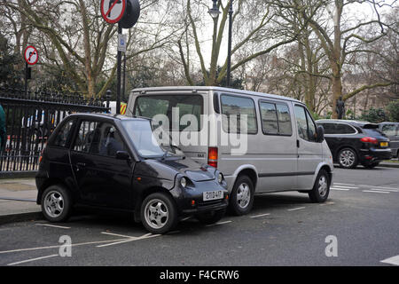 Londra, UK, 18 dicembre 2014, Smart automobile parcheggiata di traverso nel parcheggio comune bay. Foto Stock