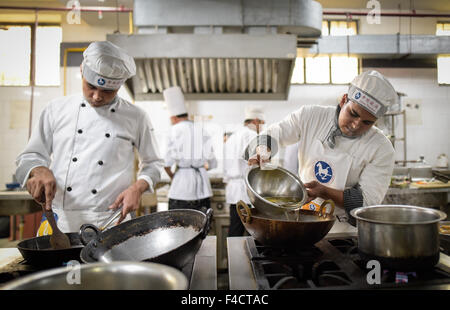 New Delhi, India. Xvi oct, 2015. I partecipanti cucinare durante il cinese Master Chef concorrenza nei rapporti di amicizia University, New Delhi, India, 16 ottobre 2015. 17 team di studenti da 10 università gareggiato su la cucina cinese contest ospitato dalla China National Tourist office New Delhi venerdì. © Bi Xiaoyang/Xinhua/Alamy Live News Foto Stock