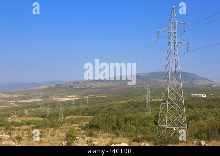 Torri elettrici che trasportano le linee di potenza in tutta la Bosnia Erzegovina Foto Stock
