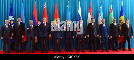 (151016) -- BURABAI (Kazakistan), 16 ottobre 2015 (Xinhua) -- i partecipanti di un vertice del Commonwealth degli Stati Indipendenti (CSI) posano per una foto di gruppo in Burabai, Kazakistan, 16 ottobre 2015. I membri della Comunità degli Stati Indipendenti (CSI), che raggruppa i paesi dell'ex Unione Sovietica, devono unire gli sforzi per impedire l'espansione del terrorismo per il suo territorio, il presidente russo Vladimir Putin ha detto venerdì. (Xinhua) Foto Stock