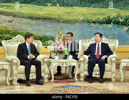 Pechino, Cina. Xvi oct, 2015. Chinese Vice Presidente Li Yuanchao (R) soddisfa con Abhisit Vejjajiva, leader della Thailandia del partito democratico ed ex primo ministro tailandese, che è venuto a partecipare Asian dei partiti politici Conferenza Speciale sulla Via della Seta detenuto dal Partito Comunista della Cina (CPC) a Pechino, capitale della Cina, 16 ottobre 2015. © Li Tao/Xinhua/Alamy Live News Foto Stock