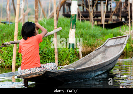 Ragazza asiatica barca a remi in barca al Lago Inle Foto Stock
