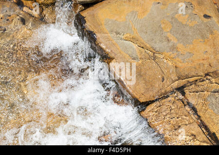 Chiudere il flusso di acqua che scorre sulle rocce, England, Regno Unito Foto Stock