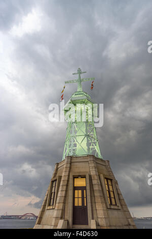 Ultra ampia vista del faro a Kobe, nuvole temporalesche Giappone Foto Stock