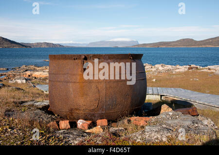 Canada, Nunavut, Regione Qikiqtaaluk, Kekerten isola. Kekerten Parco Storico di preservare gli artefatti per la caccia alla balena. Olio di balena bollitore. (Grandi dimensioni formato disponibile) Foto Stock