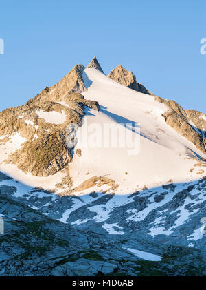 Reichenspitz gamma della montagna nelle Alpi dello Zillertal in Nationalpark Hohe Tauern. sunrise. L-R: Gabler, Reichen Spitze, Hahnenkamm. Austria, Tirolo. (Grandi dimensioni formato disponibile) Foto Stock