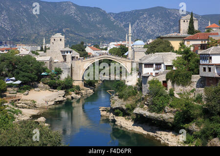 Un subacqueo che salta dal Ponte Vecchio (Stari Most) attraverso il fiume Neretva a Mostar, Bosnia-Erzegovina Foto Stock