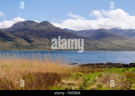 Vista sud sul Loch na Keal al cloud coperto ben di più e le montagne. Isle of Mull Ebridi Interne Western Isles della Scozia UK Foto Stock