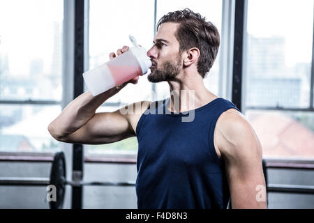 Montare l'uomo bere il suo protein shake Foto Stock