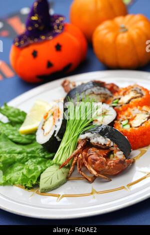 Spider roll, maki sushi fatto di soft shell tempura di granchio e il riso sushi, Halloween party Foto Stock