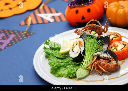 Spider roll, maki sushi fatto di soft shell tempura di granchio e il riso sushi, Halloween party Foto Stock