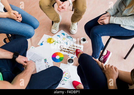 Gli studenti seduti in cerchio lavorando insieme Foto Stock