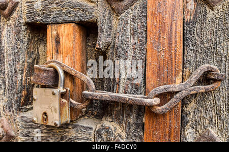 In stile antico catena arrugginita serratura della porta sulla porta di legno Foto Stock