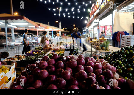 Un palestinese notte Scena di mercato al di fuori di Damasco gate in Haneviim street Jerusalem Israel Foto Stock