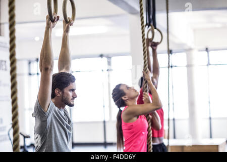 Gli atleti anello facendo ginnastica e arrampicata corda Foto Stock