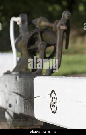 Regno Unito, Tardebigge, cancelli di blocco per bloccare n. 39 in corrispondenza della serratura Tardebigge volo di Birmingham a Worcester canal. Foto Stock