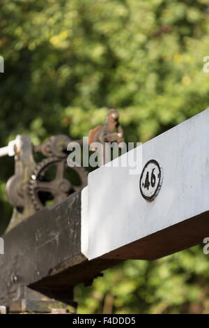 Regno Unito, Tardebigge, cancelli di blocco e meccanismo per bloccare n. 46 in corrispondenza della serratura Tardebigge volo di Birmingham a Worcester canal. Foto Stock