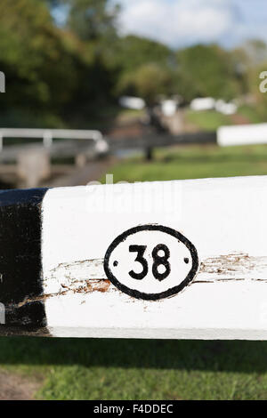 Regno Unito, Tardebigge, cancelli di blocco per bloccare n. 38 in corrispondenza della serratura Tardebigge volo di Birmingham a Worcester canal. Foto Stock