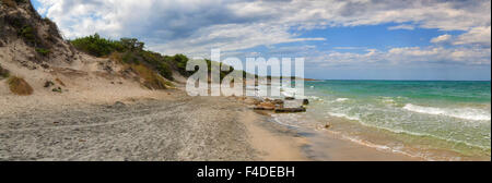 Vista panoramica della spiaggia di Frassineto a Otranto in un giorno nuvoloso Foto Stock