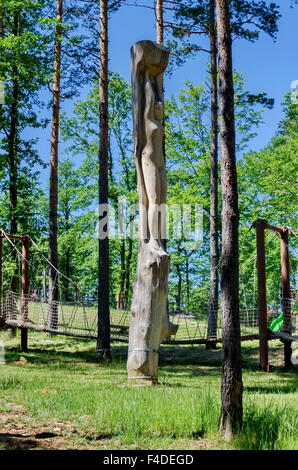 Guardare verso il ponte di corde all antica fortezza Tsari Mali grad con scultura lignea, vicino villaggio Belchin, Sofia, Bulgaria Foto Stock