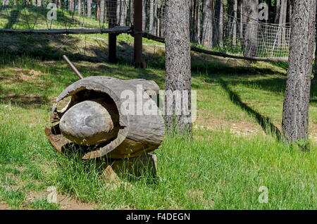 Guardare verso il ponte di corde all antica fortezza Tsari Mali grad con scultura lignea, vicino villaggio Belchin, Sofia, Bulgaria Foto Stock