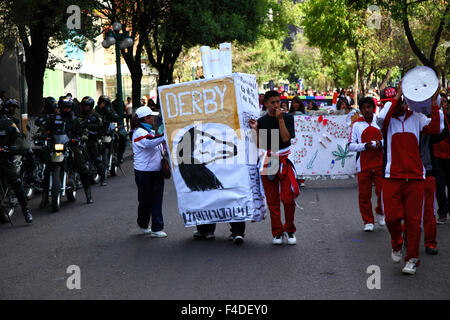 La Paz, Bolivia, 16 ottobre 2015. Uno studente vestito da un gigante pacchetto di sigarette Derby partecipa a una marcia attraverso il centro di la Paz, avvertendo dei pericoli legati al consumo di droga. La manifestazione è organizzata ogni anno dalla polizia insieme a scuole e college per educare e sensibilizzare sulla droga e sui suoi pericoli. Crediti: James Brunker / Alamy Live News Foto Stock