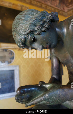 Italia, Roma, Musei Capitolini. Lo spinario, ragazzo con thorn, Ellenistico greco-romano scultura in bronzo. Foto Stock