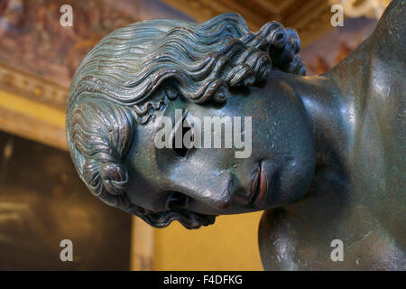 Italia, Roma, Musei Capitolini. Lo spinario, ragazzo con thorn, Ellenistico greco-romano scultura in bronzo. Foto Stock