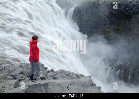 Persona accanto a cascata di Dettifoss europa il più alto volume di caduta, Jokulsargljufur, Nordhurland Eystra, Islanda. Foto Stock